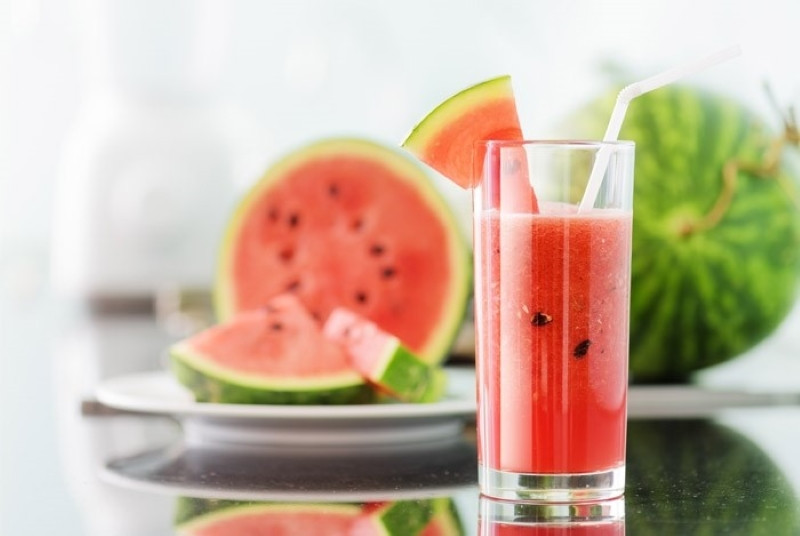 Nước ép dưa hấu có ít calo và có thể được ưu tiên hơn nước để uống hàng ngày trong mùa hè. Tuy nhiên, chúng ta nên uống với liều lượng vừa phải vì dư thừa kali và lycopene từ nước ép dưa hấu có thể gây ra một số tác dụng phụ. Ảnh: Internet.