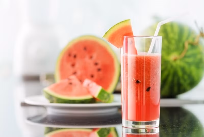 Nước ép dưa hấu có ít calo và có thể được ưu tiên hơn nước để uống hàng ngày trong mùa hè. Tuy nhiên, chúng ta nên uống với liều lượng vừa phải vì dư thừa kali và lycopene từ nước ép dưa hấu có thể gây ra một số tác dụng phụ. Ảnh: Internet.
