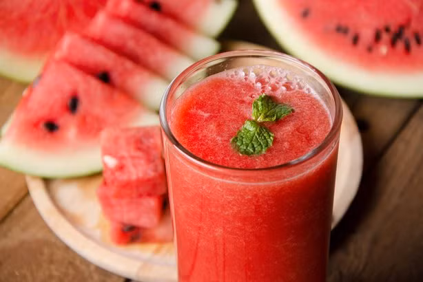 Ban ngày là thời điểm tốt nhất để uống nước ép dưa hấu trong mùa hè, tuy nhiên, các chuyên gia khuyên bạn nên uống chủ yếu khi bụng đói vào buổi sáng, hoặc trong các bữa ăn không thêm đường. 