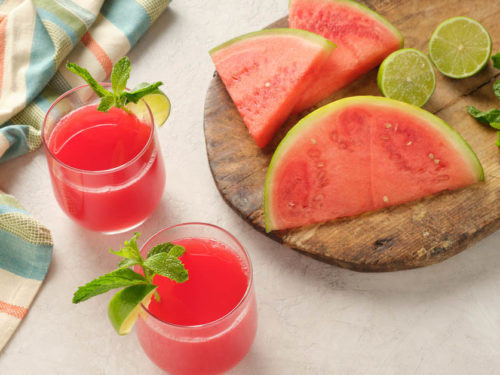 6. Giảm thân nhiệt: Nhiệt độ cơ thể thường tăng lên vào mùa hè. Uống nước ép dưa hấu có thể giúp giảm nhiệt cơ thể do chứa nhiều nước và mang lại tác dụng làm dịu cơ thể. Lycopene trong nước ép dưa hấu cũng có lợi cho da và giúp da không bị cháy nắng.