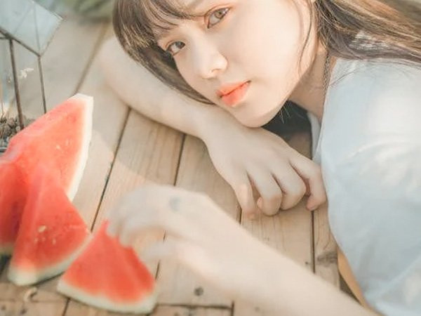 3. Thải độc tố: Dưa hấu giúp bài tiết chất độc ra khỏi cơ thể. Hàm lượng khoáng chất kali cao trong nước ép dưa hấu giúp cải thiện chức năng thận và lọc axit uric dư thừa, đường và các chất độc khác có trong máu.