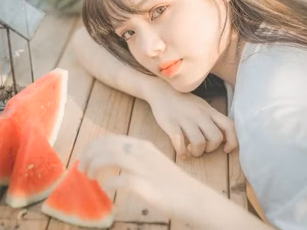 3. Thải độc tố: Dưa hấu giúp bài tiết chất độc ra khỏi cơ thể. Hàm lượng khoáng chất kali cao trong nước ép dưa hấu giúp cải thiện chức năng thận và lọc axit uric dư thừa, đường và các chất độc khác có trong máu.