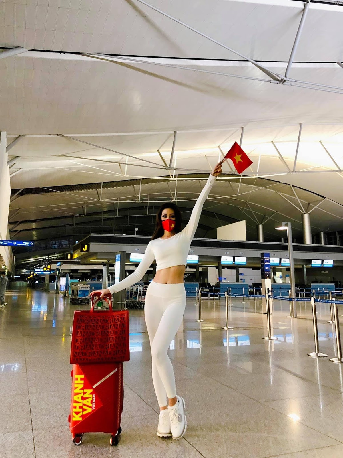 Khi xuất phát từ sân bay ở Việt Nam, người đẹp 9X khéo khoe vòng eo thon với set đồ màu trắng toàn tập. Ảnh: FBNV.