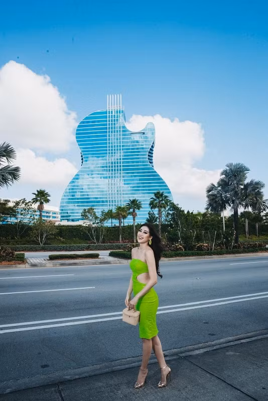 Vì thời tiết tại Florida, Mỹ hiện khá giống Việt Nam nên Khánh Vân đã lựa chọn những kiểu váy áo quyến rũ màu sắc nổi bật, phù hợp với không khí mùa hè.