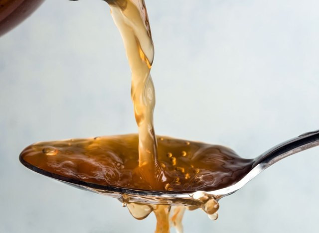 9. Giấm táo: Giấm táo hỗ trợ duy trì mức độ pH kiềm lành mạnh, giúp ngăn ngừa mệt mỏi, viêm nhiễm, các vấn đề về cân nặng, mụn trứng cá và chứng ợ nóng.