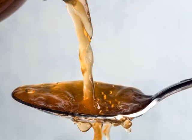 9. Giấm táo: Giấm táo hỗ trợ duy trì mức độ pH kiềm lành mạnh, giúp ngăn ngừa mệt mỏi, viêm nhiễm, các vấn đề về cân nặng, mụn trứng cá và chứng ợ nóng.