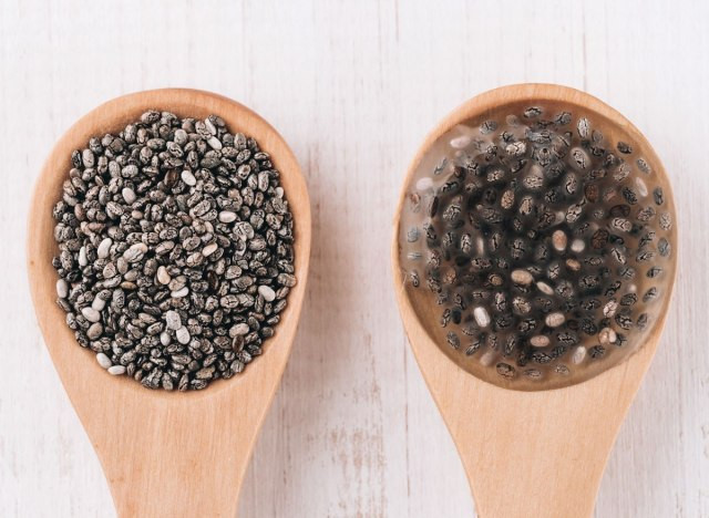 3. Hạt chia: Mặc dù hạt chia rất nhỏ nhưng chúng chứa nhiều axit béo omega-3 và chất xơ so với bất kỳ loại thực phẩm nào khác theo trọng lượng.