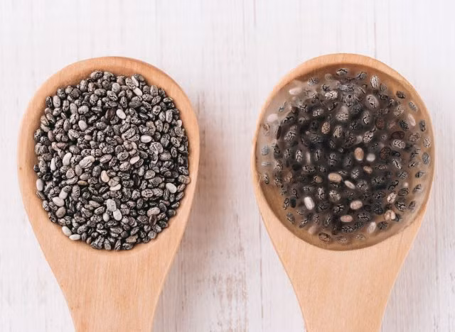 3. Hạt chia: Mặc dù hạt chia rất nhỏ nhưng chúng chứa nhiều axit béo omega-3 và chất xơ so với bất kỳ loại thực phẩm nào khác theo trọng lượng.