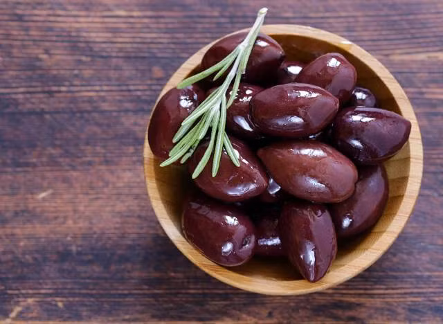 1. Quả ô liu: Ô liu là một nguồn giàu vitamin A và E, cả hai đều bảo vệ lớp dầu trên bề mặt làn da bạn khỏi tác hại của các gốc tự do. Ô liu cũng giúp tăng cường các mô liên kết, cải thiện tông màu da và bảo vệ chống lại bức xạ tia cực tím. Hàm lượng chất béo không bão hòa đơn của quả ô liu tốt cho tim vì nó làm giảm nguy cơ xơ vữa động mạch.