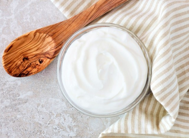 6. Sữa chua Hy Lạp: Tiến sĩ Sonali Ruder cho biết: "Sữa chua Hy Lạp chứa nhiều protein, giúp chúng ta duy trì khối lượng cơ khi chúng ta già đi và cũng cung cấp cho chúng ta năng lượng lâu dài. Đây là một nguồn protein đặc biệt tốt cho những người ăn chay. Sữa chua Hy Lạp cũng cung cấp canxi giúp duy trì sức khỏe của xương. 