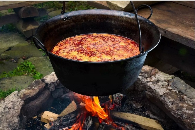 Goulash có nguồn gốc ở Hungary vào thời Trung cổ. Những người chăn gia súc từ Trung Âu đã phát minh ra món ăn này. Goulash theo truyền thống được làm từ thịt bò, thịt bê, thịt cừu và thịt lợn. Thịt khô sẽ được cho vào nồi sắt nấu. Gia vị chính của món goulash ngày nay là ớt bột.