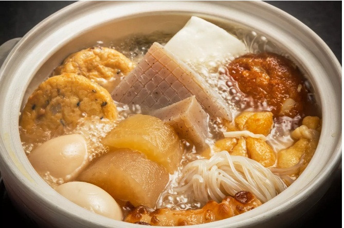 Món lẩu Oden đến từ Nhật Bản có nguyên liệu đa dạng. Ở các quán ăn đường phố, một số nguyên liệu sẽ được cho sẵn vào nồi lẩu, sau đó khách hàng tự chọn các loại khác thêm vào. Các lựa chọn phổ biến bao gồm bánh cá hoặc cá viên, củ cải, trứng luộc, đậu phụ, mực, ngô và rau củ.