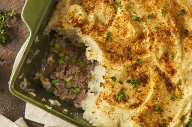 Shepherd's pie ở Anh: Món ăn này có thành phần chính là thịt băm và khoai tây hầm. Theo truyền thống ở Vương quốc Anh, thịt cừu băm nhỏ nấu cùng lớp khoai tây hầm phủ dày bên trên giữ nhiệt, mang đến cảm giác ấm bụng hơn cho người ăn.