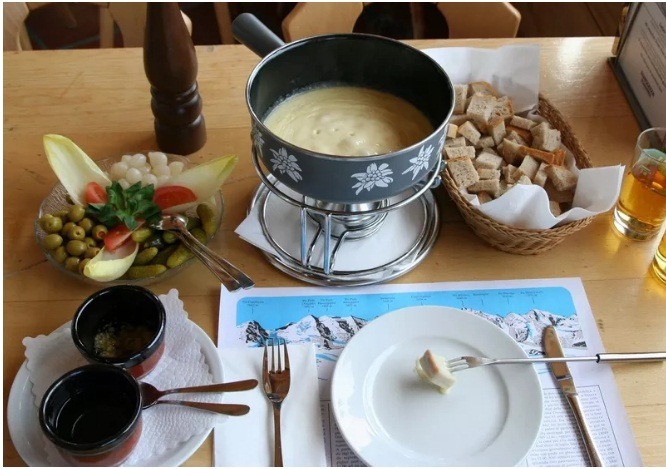 Lẩu phô mai (fondue) trở nên phổ biến ở Mỹ sau khi Thụy Sĩ quảng bá món ăn quốc dân này trong Hội chợ Thế giới năm 1964 tại thành phố New York (Mỹ). Ý tưởng nấu phô mai với rượu vang phát triển ở Thụy Sĩ vào thế kỷ 17, 18. Món ăn này phổ biến ở Thụy Sĩ, Pháp và các vùng thuộc dãy Alps của Italy. Phô mai được hâm nóng liên tục trong quá trình ăn. Ảnh: Shutterstock. 