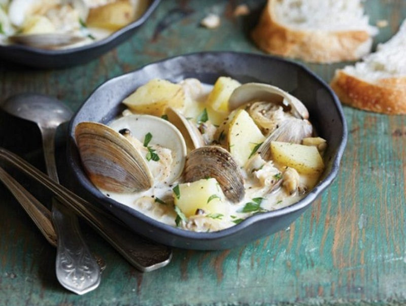 Súp nghêu ở Bờ biển phía Đông. Món ăn này có lịch sử lâu đời. Vào đầu thế kỷ 19, món súp nóng, kem đã trở nên phổ biến ở Boston (Mỹ). Món súp nghêu được ca ngợi như một bữa ăn ấm áp cho những người đi biển giữa trời lạnh.