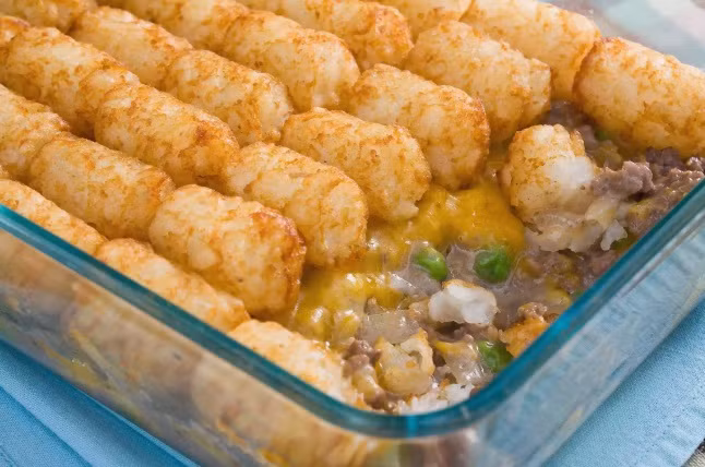 Hotdish là một bữa ăn truyền thống ở vùng Thượng Trung Tây của các bang ở Mỹ như Minnesota, North Dakota và Wisconsin. Món thịt hầm này có chứa protein, tinh bột và các thành phần thực vật và một số loại sốt kem (hoặc phô mai) kết dính lại với nhau.