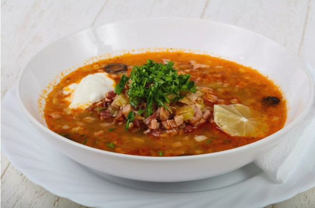 Soljanka hay solyanka là món súp cay phổ biến ở Nga và một số nước Đông Âu. Món ăn giữ ấm này gồm nhiều nguyên liệu khác nhau như thịt, hải sản, xúc xích, dưa chuột muối, nước dưa chua, cà chua, các loại rau... Món súp truyền thống còn được nấu với các nguyên liệu chay.