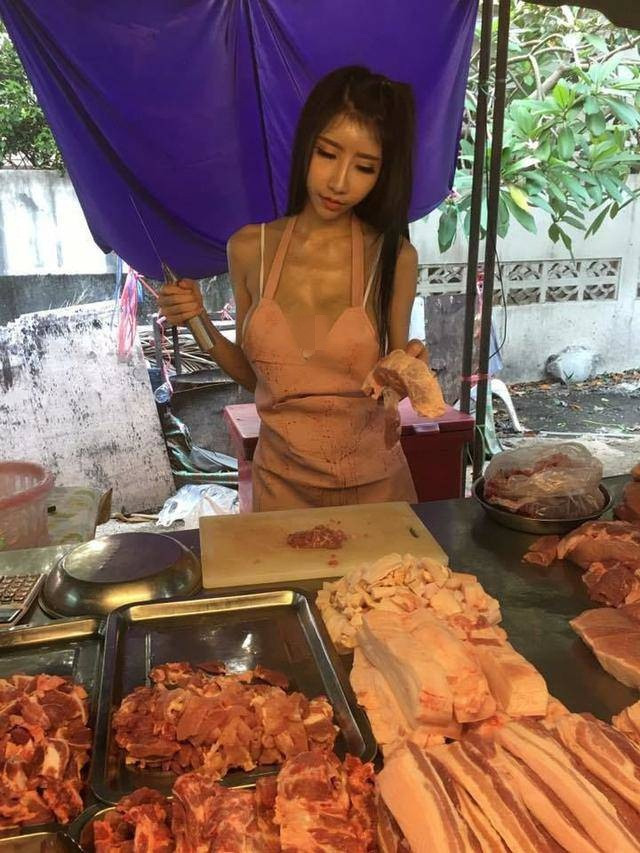 Cô gái này từng gây chú ý vì cách ăn mặc quá táo bạo khi đứng bán thịt lợn ngoài chợ.