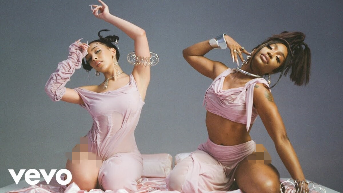 Hai nghệ sĩ Sza (phải) và Doja Cat cũng chọn các mẫu trang phục màu hồng "ướt át" của Dimitra Petsa trong MV Kiss me more.