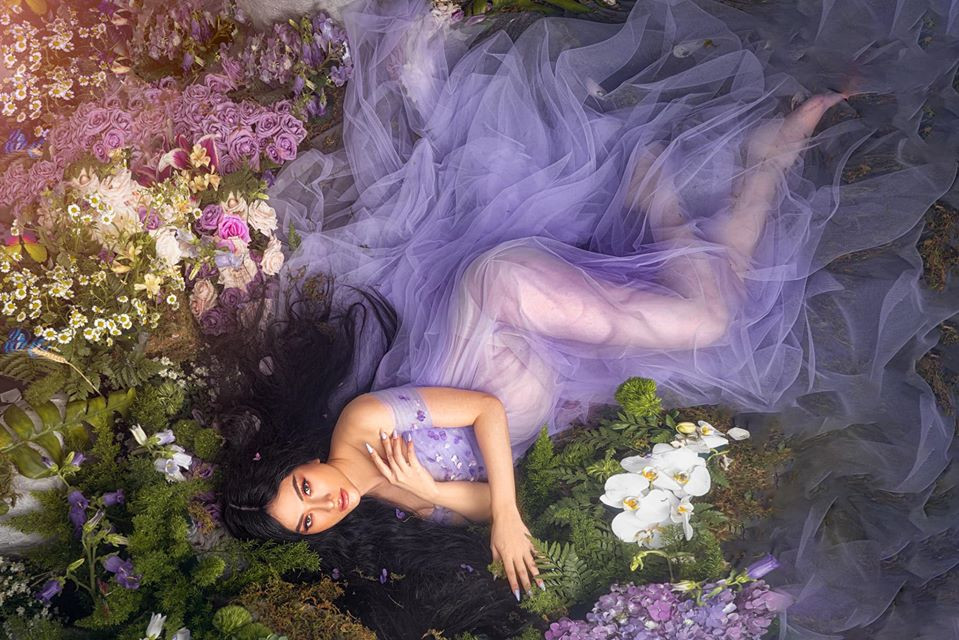 Cách sử dụng trang phục ẩm ướt giúp nữ ca sĩ khoe đường cong cơ thể mờ ảo dưới lớp váy mỏng.