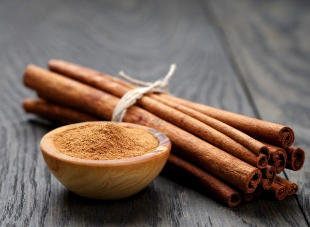 Quế: Theo các nhà nghiên cứu, quế có chứa chất chống oxy hóa mạnh mẽ được gọi là polyphenol được chứng minh là cải thiện độ nhạy insulin và do đó, cơ thể chúng ta có khả năng tích trữ chất béo và kiểm soát cảm giác đói. Một loạt các nghiên cứu được in trên Tạp chí Dinh dưỡng Lâm sàng Hoa Kỳ cho thấy rằng thêm một thìa cà phê quế vào bữa ăn giàu tinh bột có thể giúp ổn định lượng đường trong máu và tránh tăng đột biến insulin.