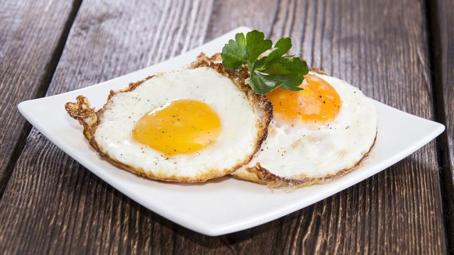 Trứng: Trứng là nguồn cung cấp vitamin B choline tốt nhất trong chế độ ăn uống, một chất dinh dưỡng thiết yếu được sử dụng để xây dựng tất cả các màng tế bào của cơ thể. Sự thiếu hụt choline có liên quan trực tiếp đến các gen gây ra sự tích tụ mỡ bụng. Trứng có thể giải quyết vấn đề: Nghiên cứu chỉ ra rằng những người ăn trứng vào bữa sáng sẽ giảm cân dễ dàng hơn.