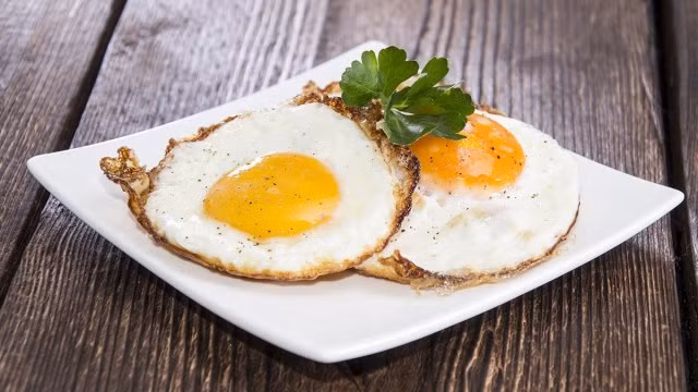 Trứng: Trứng là nguồn cung cấp vitamin B choline tốt nhất trong chế độ ăn uống, một chất dinh dưỡng thiết yếu được sử dụng để xây dựng tất cả các màng tế bào của cơ thể. Sự thiếu hụt choline có liên quan trực tiếp đến các gen gây ra sự tích tụ mỡ bụng. Trứng có thể giải quyết vấn đề: Nghiên cứu chỉ ra rằng những người ăn trứng vào bữa sáng sẽ giảm cân dễ dàng hơn.