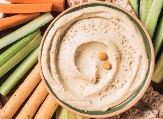 Hummus là một món ăn truyền thống Địa Trung Hải được làm từ đậu gà nấu chín nghiền nhuyễn trộn với xốt tahini, dầu ô liu, nước cốt chanh muối và tỏi. Món ăn này mang lại nhiều lợi ích sức khỏe, đặc biệt là giúp giảm cân. Hummus cung cấp một nguồn protein và chất xơ đầy đủ, giúp một người cảm thấy no nhanh hơn. Có thể ăn kèm hummus với các loại rau củ quả, giống như một món salad.
