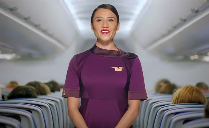 Delta Air Lines, Mỹ: Đồng phục của Delta Air Lines đã thay đổi nhiều lần trong những năm qua. Vào năm 2018, Zak Rosen, nhà thiết kế trang phục cho ca sĩ Rihanna, đã tạo ra một thiết kế mới với 3 màu cơ bản: tím, xám, đỏ.