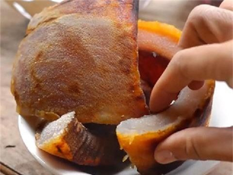 Với món da trâu thối này, đồng bào người Thái thường dùng nấu canh bon, hoa chuối hoặc nướng tùy sở thích. Ảnh: Internet.