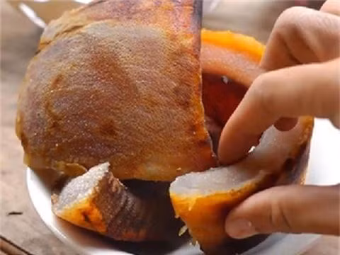 Với món da trâu thối này, đồng bào người Thái thường dùng nấu canh bon, hoa chuối hoặc nướng tùy sở thích. Ảnh: Internet.