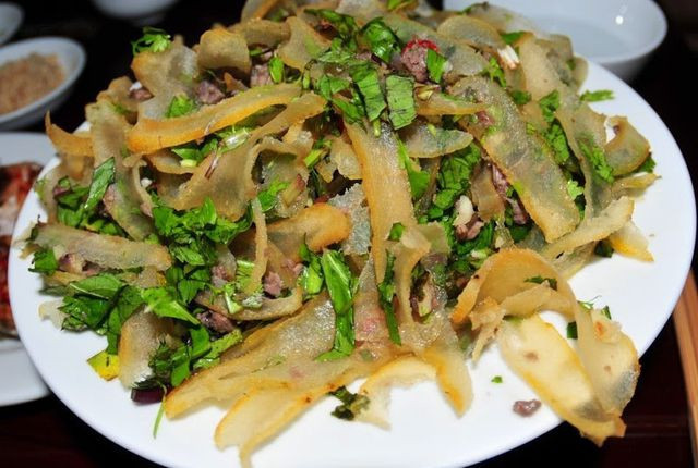 Ngoài da trâu gác bếp ở Hòa Bình, người Thái ở Sơn La cũng có những món ăn chế biến từ da trâu như nộm da trâu, da trâu muối,… rất ngon. Món nộm không quá khó khăn trong khâu chế biến, nhưng lại đòi hỏi sự khéo léo, kiên trì.