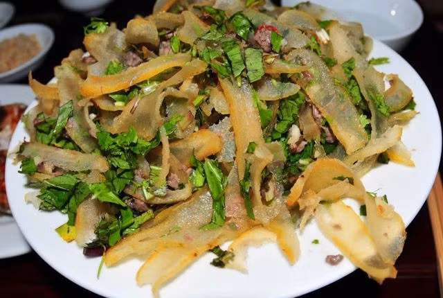 Ngoài da trâu gác bếp ở Hòa Bình, người Thái ở Sơn La cũng có những món ăn chế biến từ da trâu như nộm da trâu, da trâu muối,… rất ngon. Món nộm không quá khó khăn trong khâu chế biến, nhưng lại đòi hỏi sự khéo léo, kiên trì.