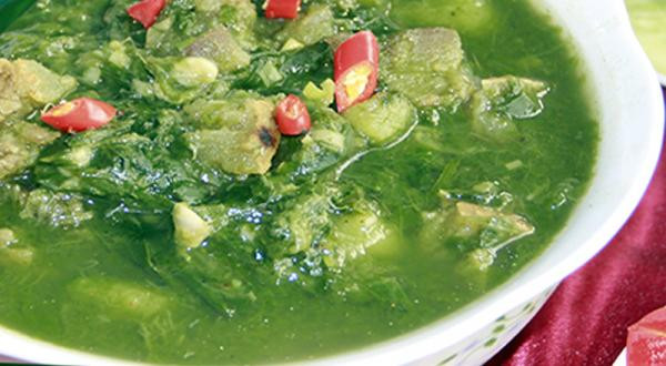 Sau khi ướp với gia vị như ớt, sả, muối, mì chính và mắc khén, loại gia vị đặc trưng của Tây Bắc, da trâu gác bếp được đem nấu với các loại rau rừng như măng đắng, khoai môn hoặc nước xương. Bếp đều lửa ninh da trâu trong nhiều giờ, nêm gia vị cho đến khi nồi canh tỏa hương ngào ngạt là lúc có thể thưởng thức món ăn độc đáo này.