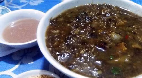 Người Mường chế biến da trâu gác bếp thành món ăn là cả một kì công. Da trâu gác bếp được ngâm nước nhiều giờ cho mềm ra rồi đem thái. Thái da trâu thành những miếng nhỏ đòi hỏi sự khéo léo và tập trung cao độ của người nấu ăn vì da có độ cứng và dai. Miếng da trâu được hun khói trong vài tháng, khói của những loại củi gỗ trong rừng bám lấy da trâu, sấy da trâu tới khô. Lúc đó, da trâu bám màu đen xì, cứng và khô