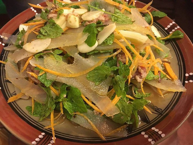 Món ăn đơn giản, hơi dai nhưng mang đủ hương vị núi rừng Tây Bắc, gói gọn trong đĩa da trâu mà bạn khó có thể tìm thấy ở nơi khác. Bên cạnh đó, nộm da trâu mà nhậu chung với rượu trắng cay nồng thì hết sẩy.