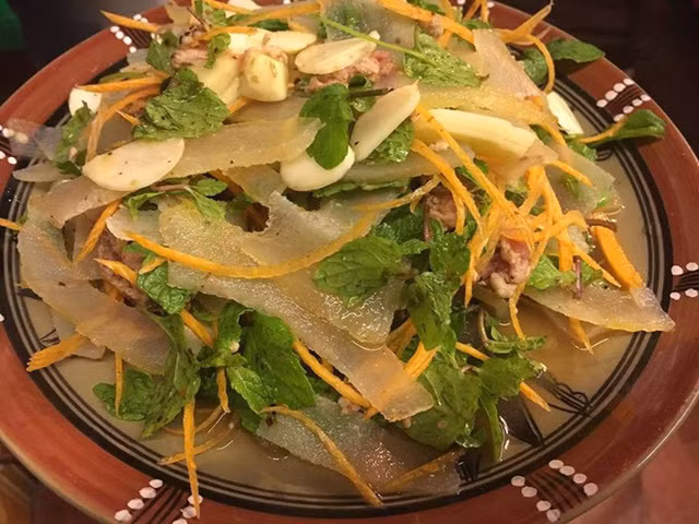 Món ăn đơn giản, hơi dai nhưng mang đủ hương vị núi rừng Tây Bắc, gói gọn trong đĩa da trâu mà bạn khó có thể tìm thấy ở nơi khác. Bên cạnh đó, nộm da trâu mà nhậu chung với rượu trắng cay nồng thì hết sẩy.