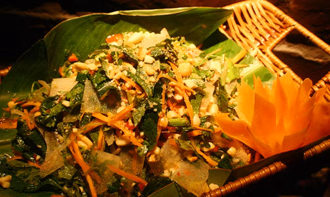 Khi ăn, da trâu giòn sần sật, dai dai quyện với vị cay của sả, ớt, vị ấm nóng của mắc khén, vị thanh bùi của rau rừng, tạo nên một hương vị núi rừng mê đắm.