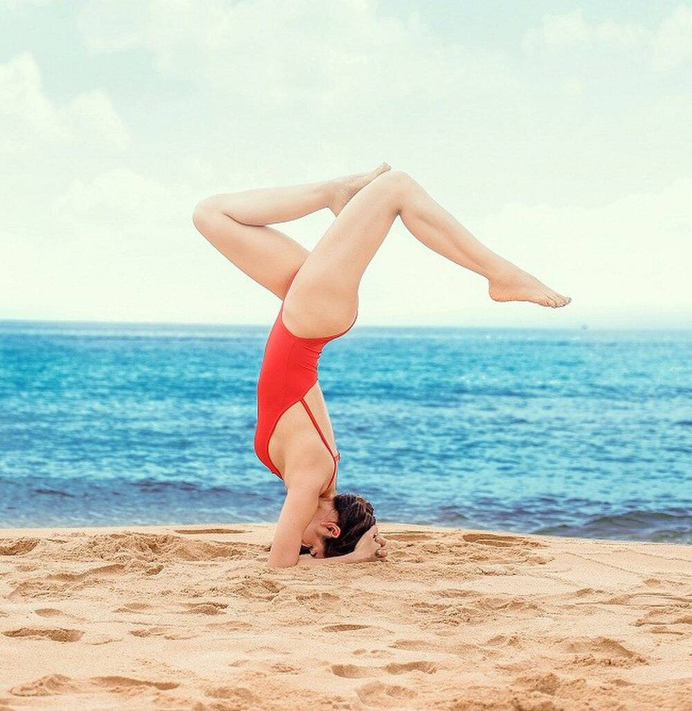 Phương Trinh Jolie thường khoe các tư thế tập yoga nóng bỏng trong những bộ bikini hay trang phục cắt xẻ táo bạo… Một phần vì cô tự tin vào hình thể quyến rũ, gợi cảm của mình. Ảnh: FB, Internet.