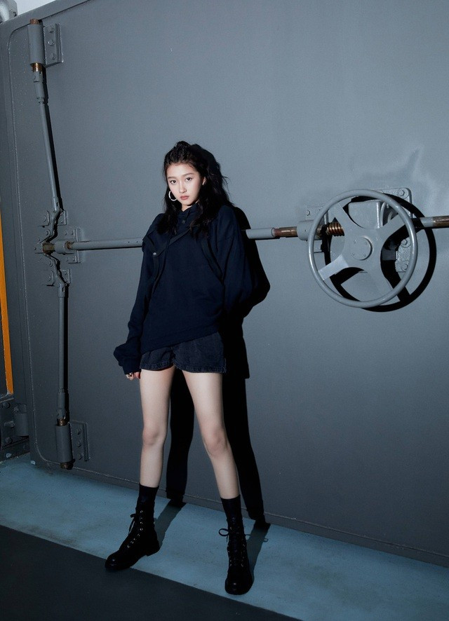 Gam màu trang phục yêu thích của cô là các màu tối như màu đen.