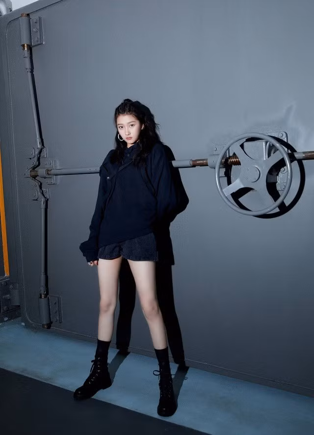 Gam màu trang phục yêu thích của cô là các màu tối như màu đen.