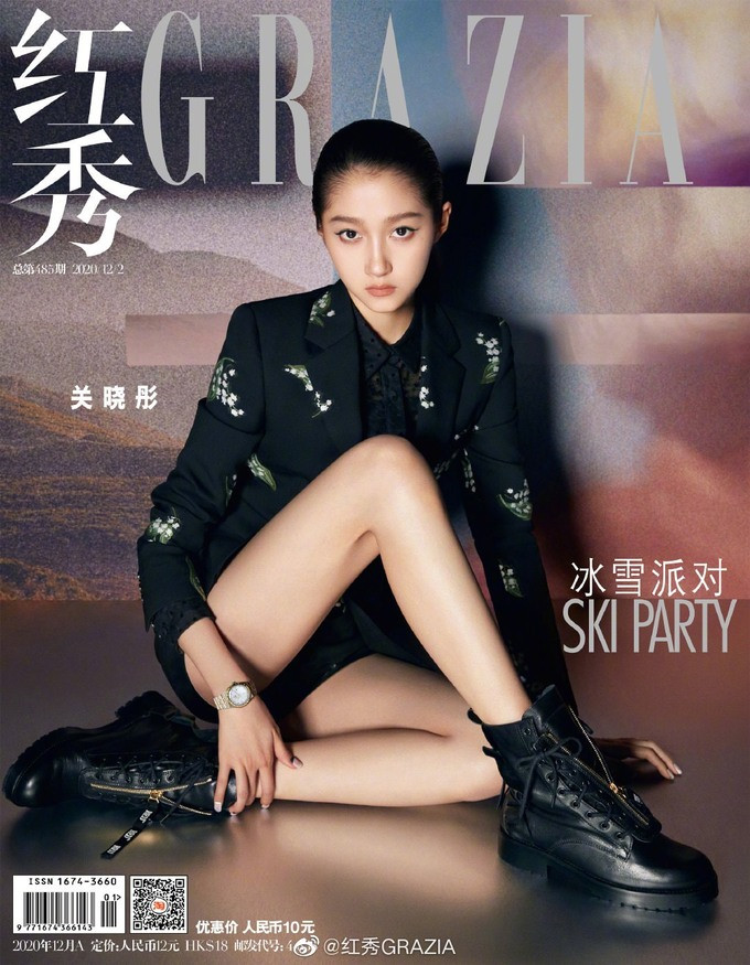 Quan Hiểu Đồng cũng thường xuyên diện các kiểu quần short cực ngắn phô cặp chân dài.