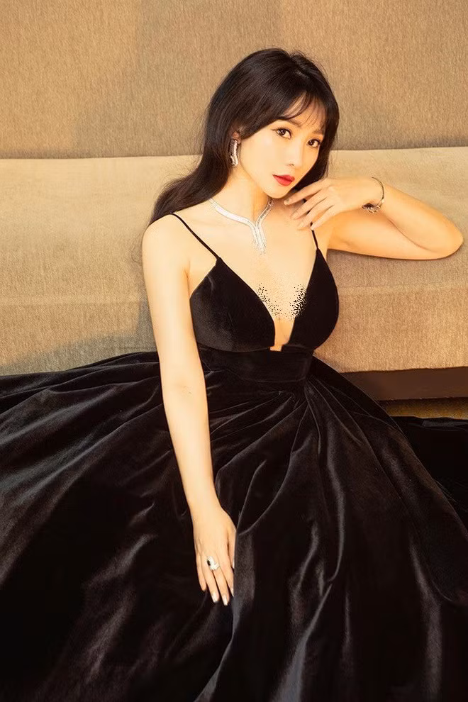 Mỹ nhân Trung Quốc chăm diện đầm hai dây xẻ ngực sâu tôn vòng 1 đầy đặn ở tuổi 41.