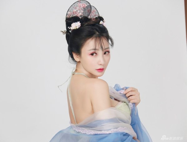 Cũng vì chuộng những bộ trang phục hở hang nên Liễu Nham nhận không ít lời chỉ trích từ cộng đồng mạng.