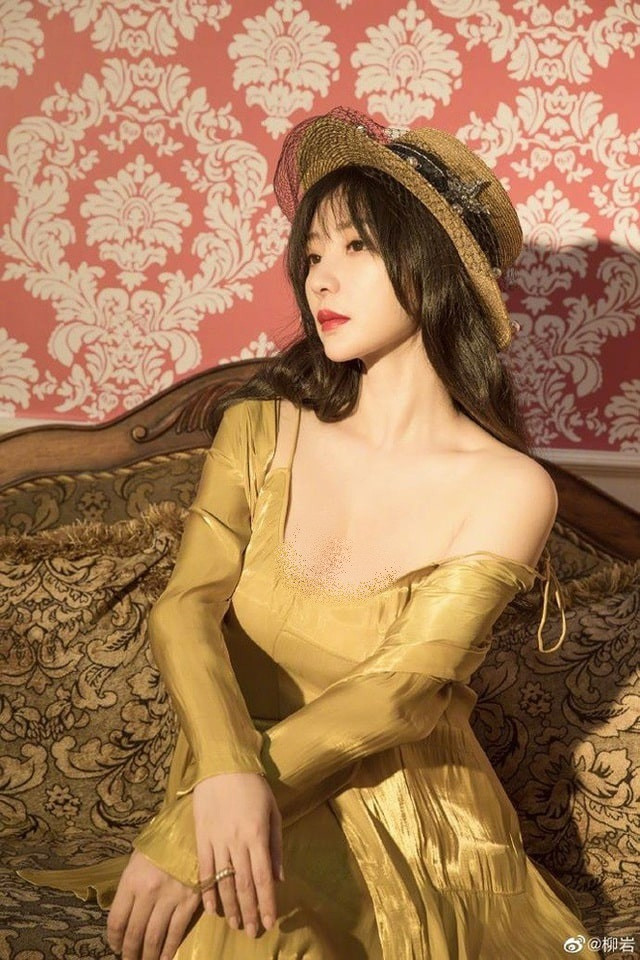 Chiếc đầm vàng trễ nải phô diễn đôi gò bồng đào của Liễu Nham. Ảnh: Internet.