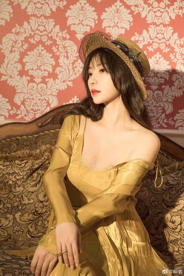 Chiếc đầm vàng trễ nải phô diễn đôi gò bồng đào của Liễu Nham. Ảnh: Internet.