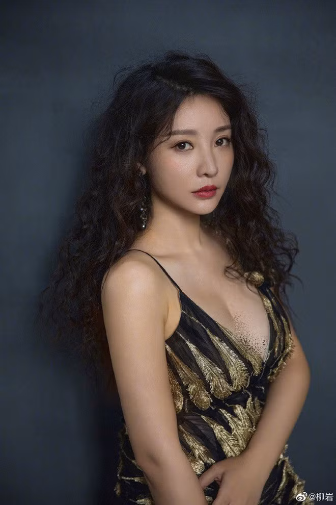 Phong cách thời trang gợi cảm của cô khiến nhiều người hâm mộ chú ý.