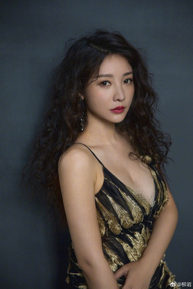 Phong cách thời trang gợi cảm của cô khiến nhiều người hâm mộ chú ý.