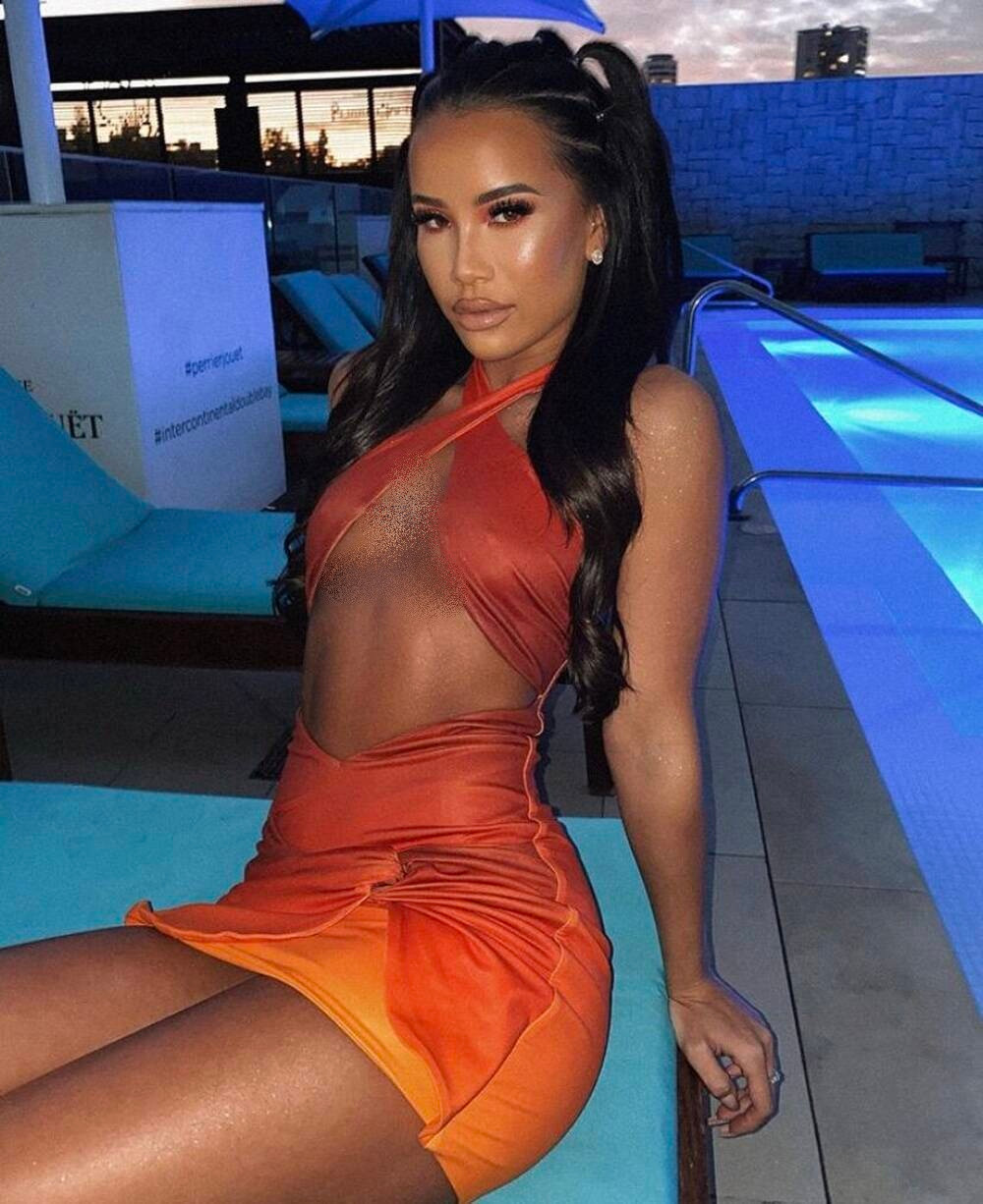 Dáng váy có thiết kế chéo xẻ ngực giúp người mặc khoe trọn vòng 2 và vòng 3 triệt để.