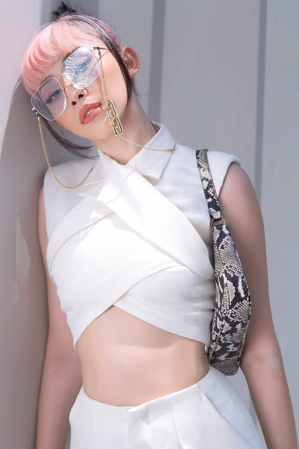 Thiết kế với cổ áo buộc chéo nhằm khoe chân ngực (underboob) và khai thác các khoảng hở của cơ thể.